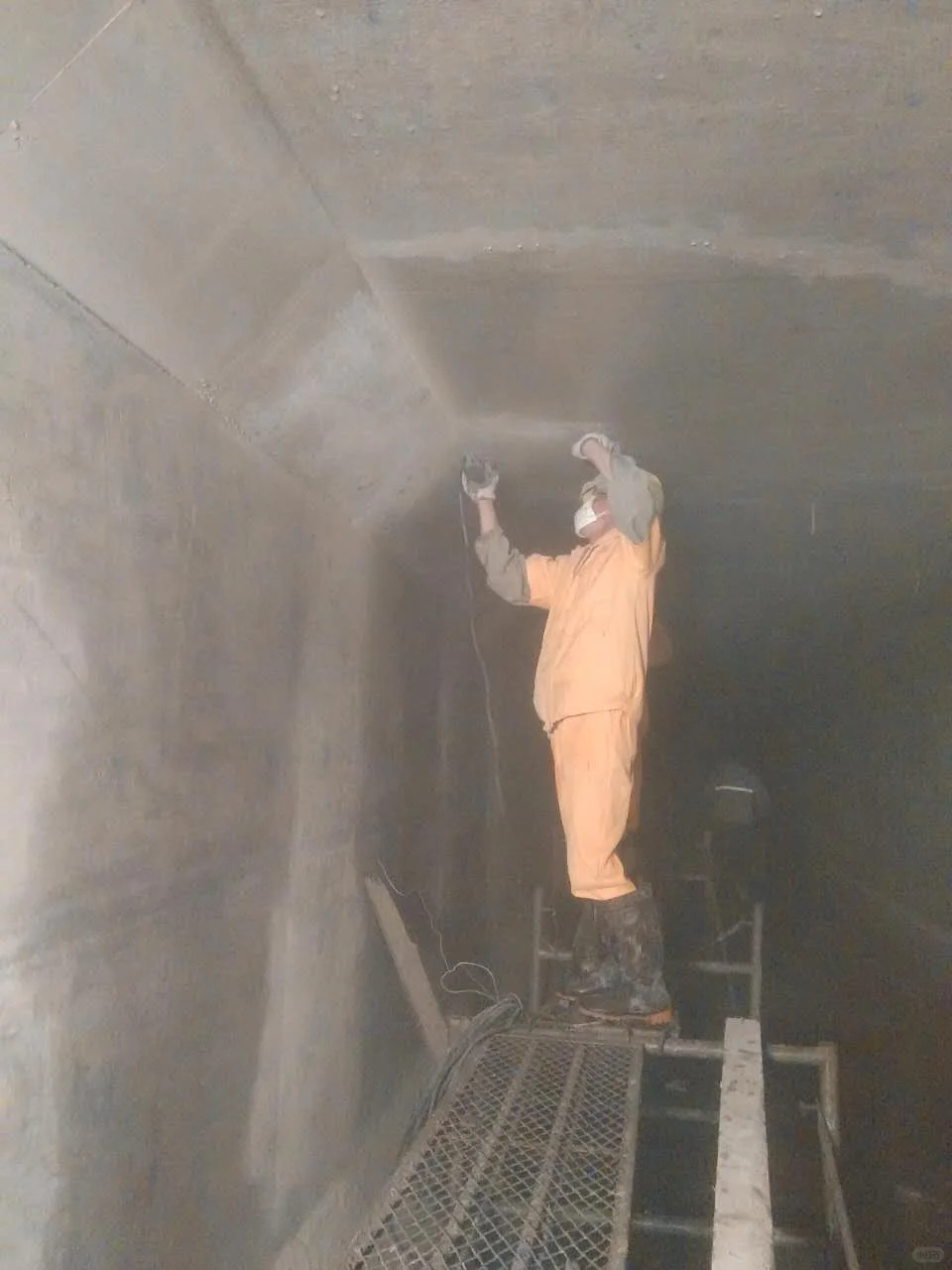 非开挖大口径原水管道修复加固