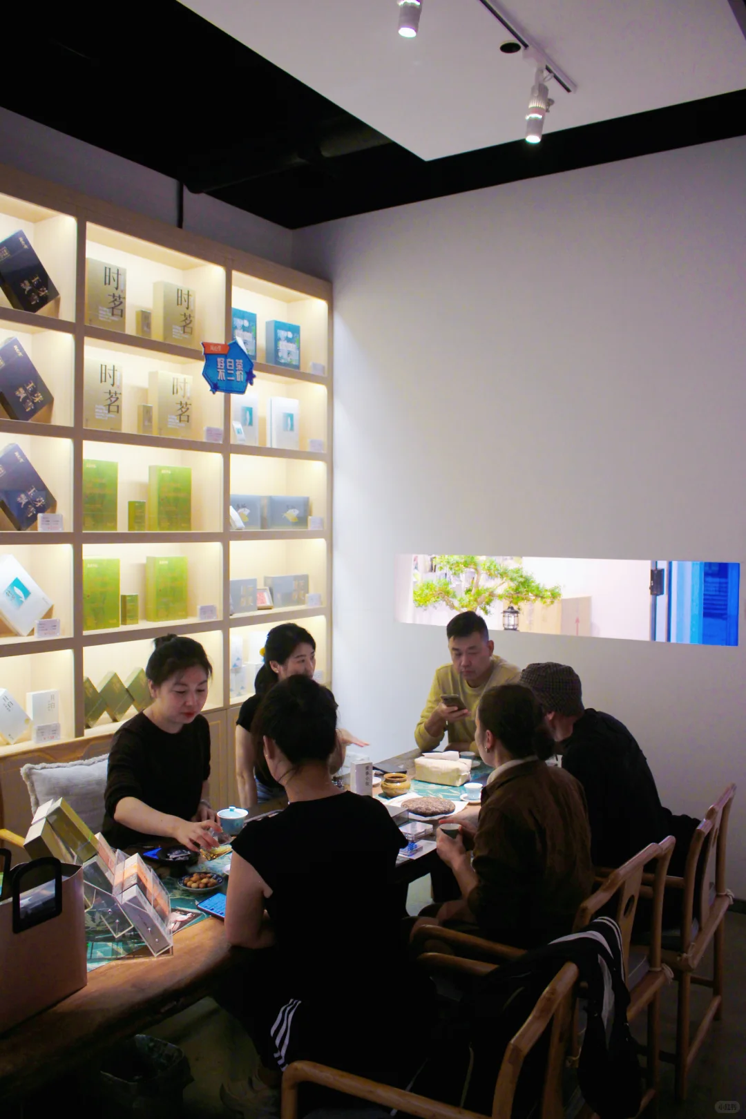 与俄罗斯友人品茶赏壶