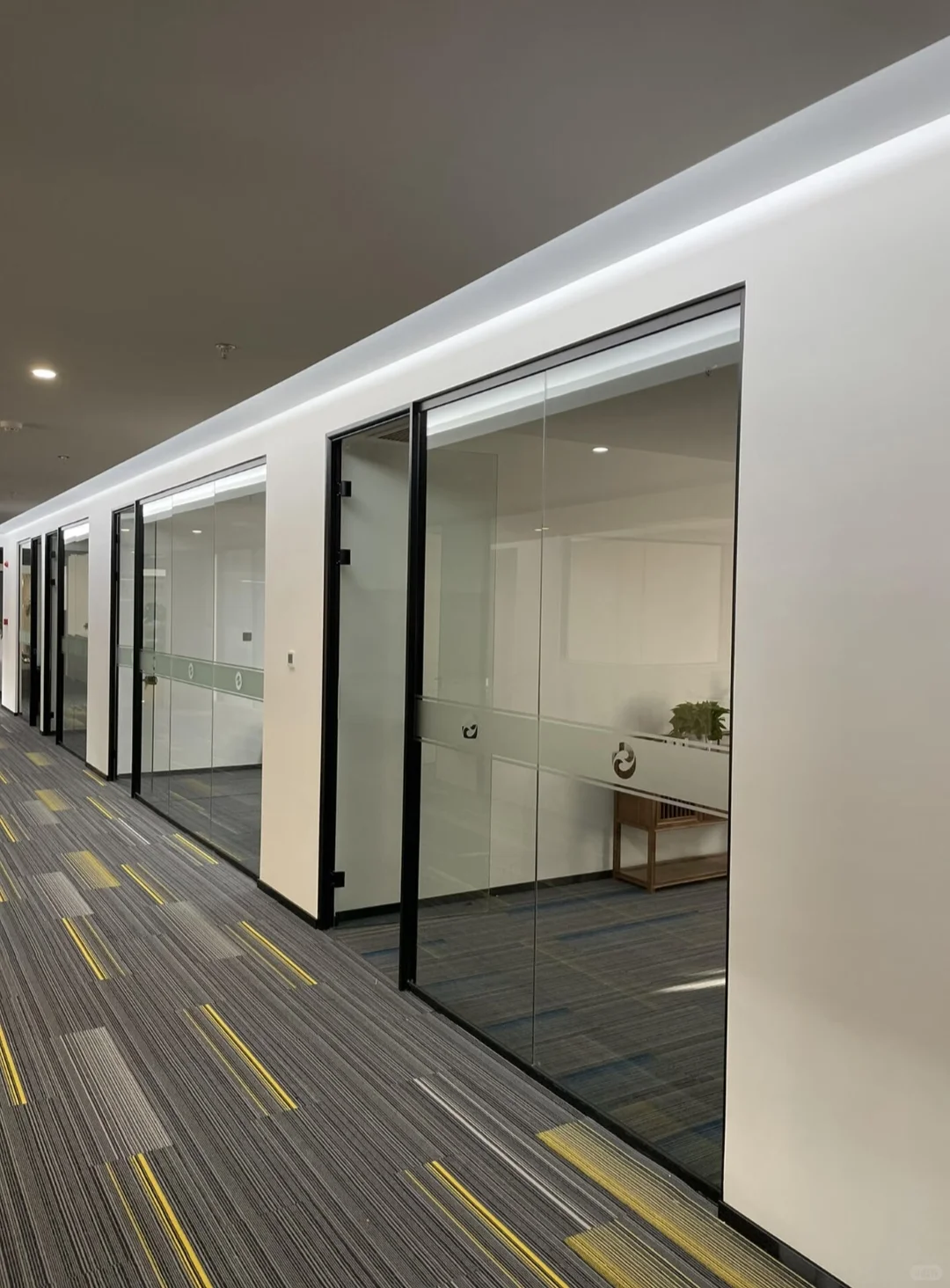 设计师最喜欢的极简风办公室玻璃隔断设计