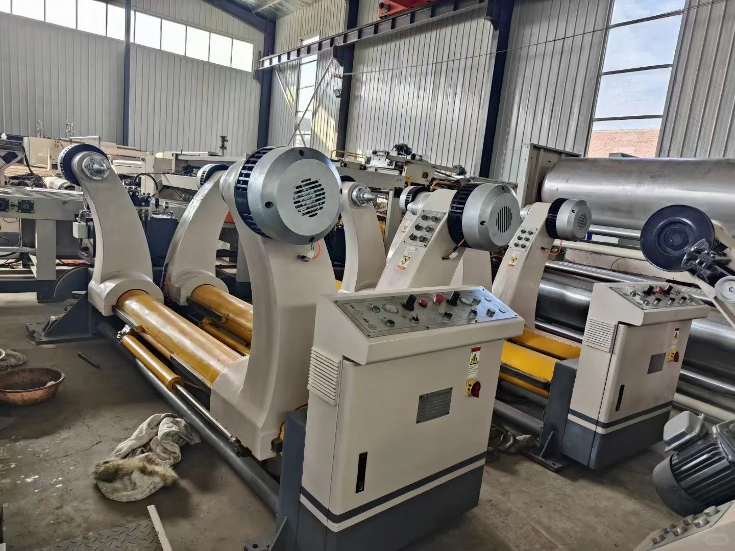 出售旧的单面瓦楞机 液压支架 切纸机 。