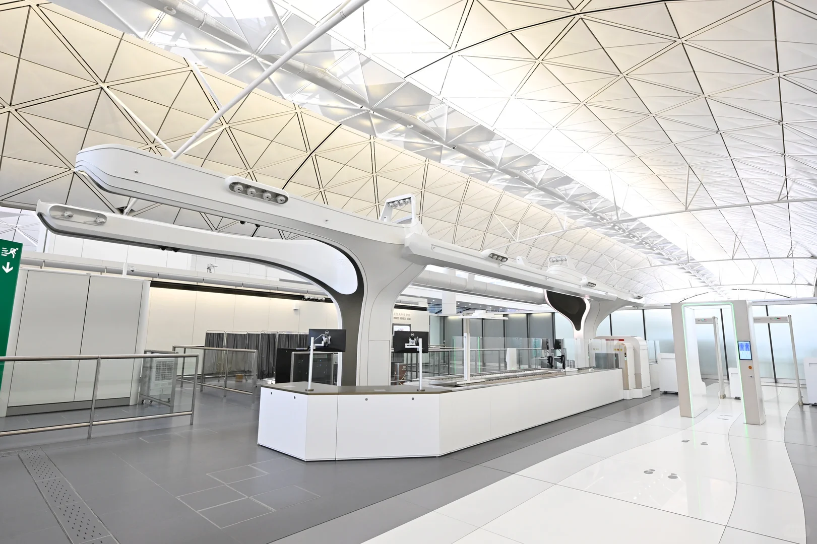 实慕，香港机场安检无需再掏出电脑、液体等