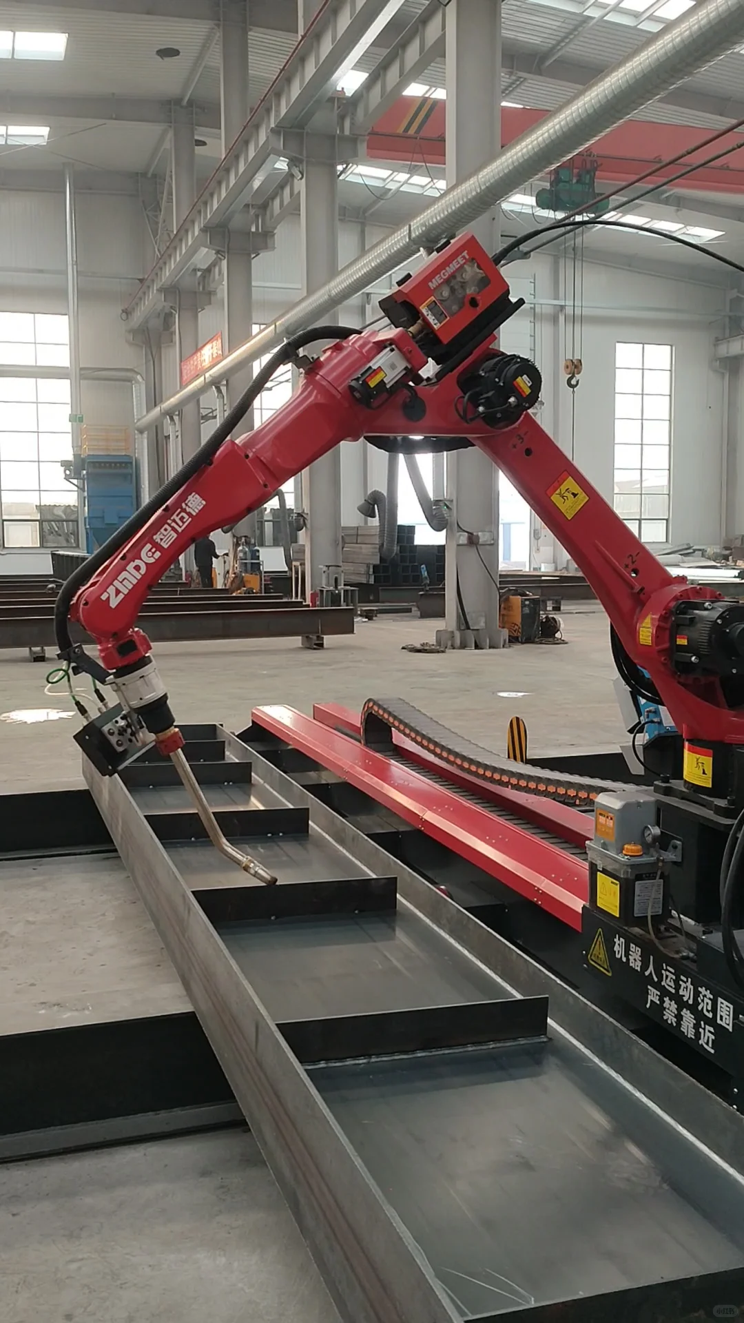 ? 钢构厂必备的智能焊接机器人来～