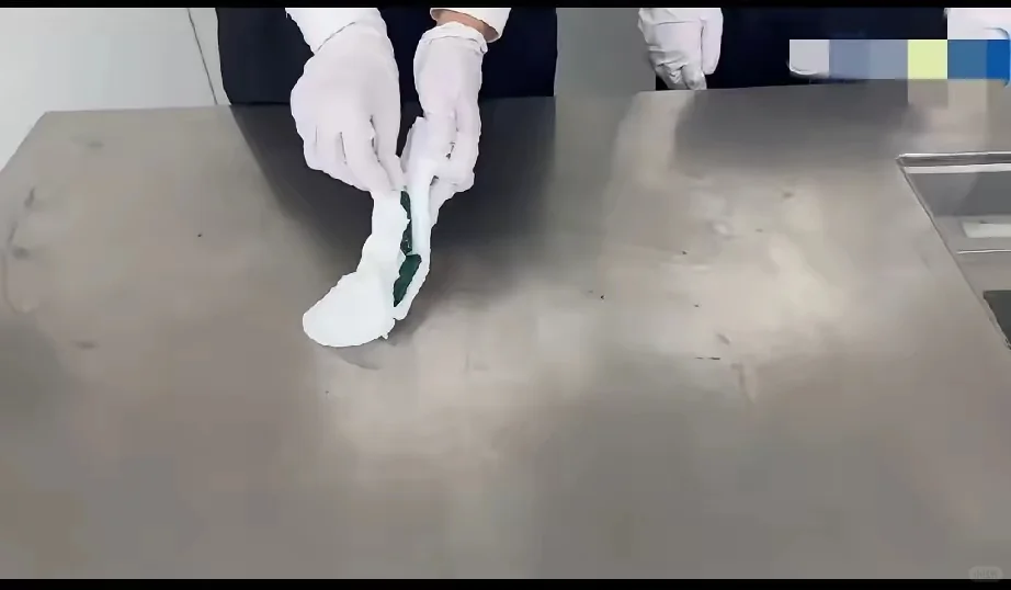 女子卫生巾藏674.7克足金被查，走私手段无