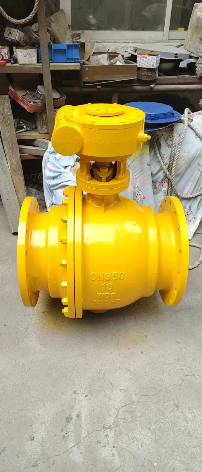 高压球阀作为现代工业自动化的重要组成部分，其智能化控制功能日益受到重视。通过与传感器、执行器等设备的配合，高压球阀能够实现远程监控和自动操作，提高了工业生产的自动化水平和安全性。 涡轮法兰球阀的法兰连