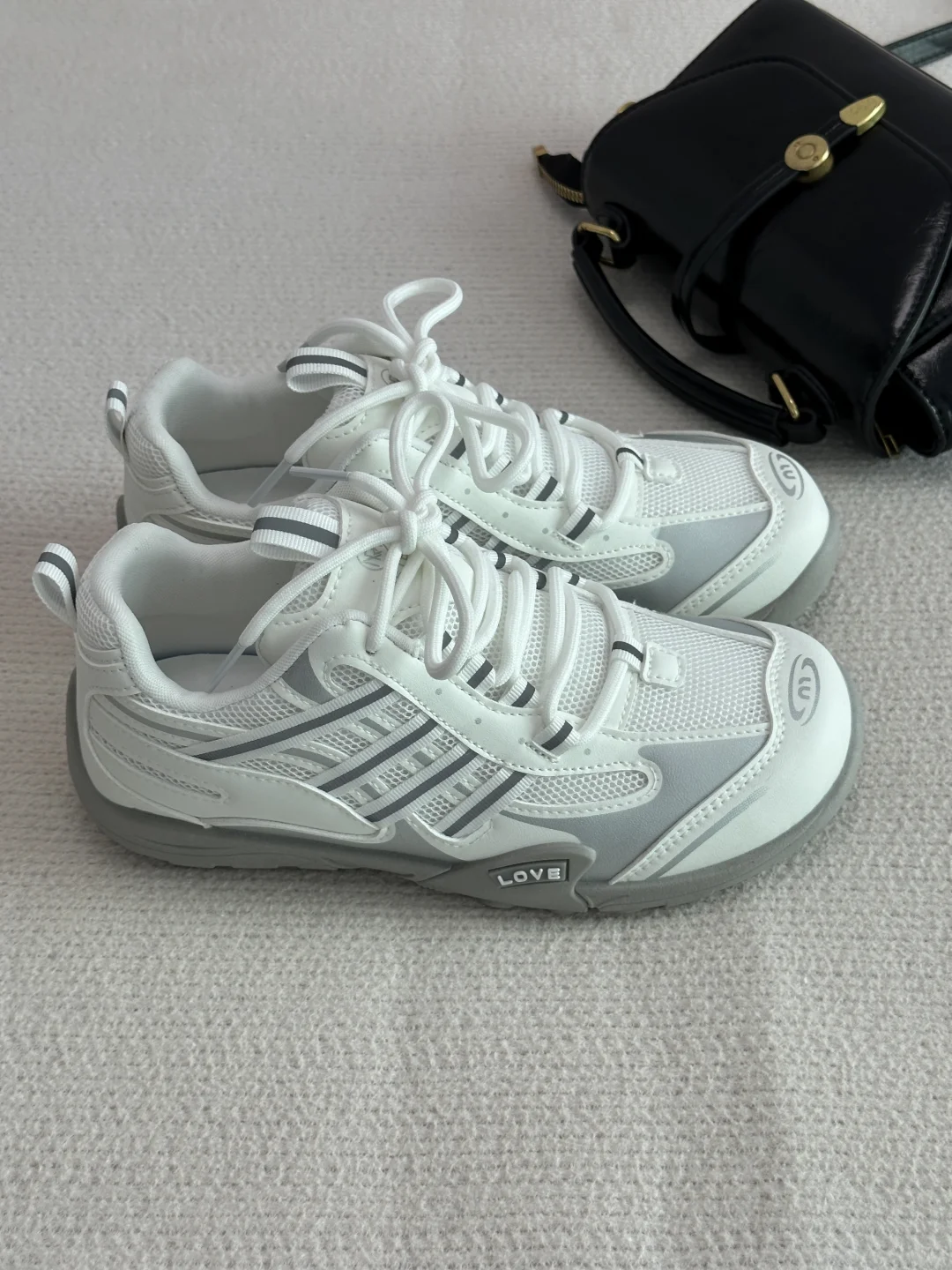 设计感拉满，颜值出众的网面小白鞋才几十?