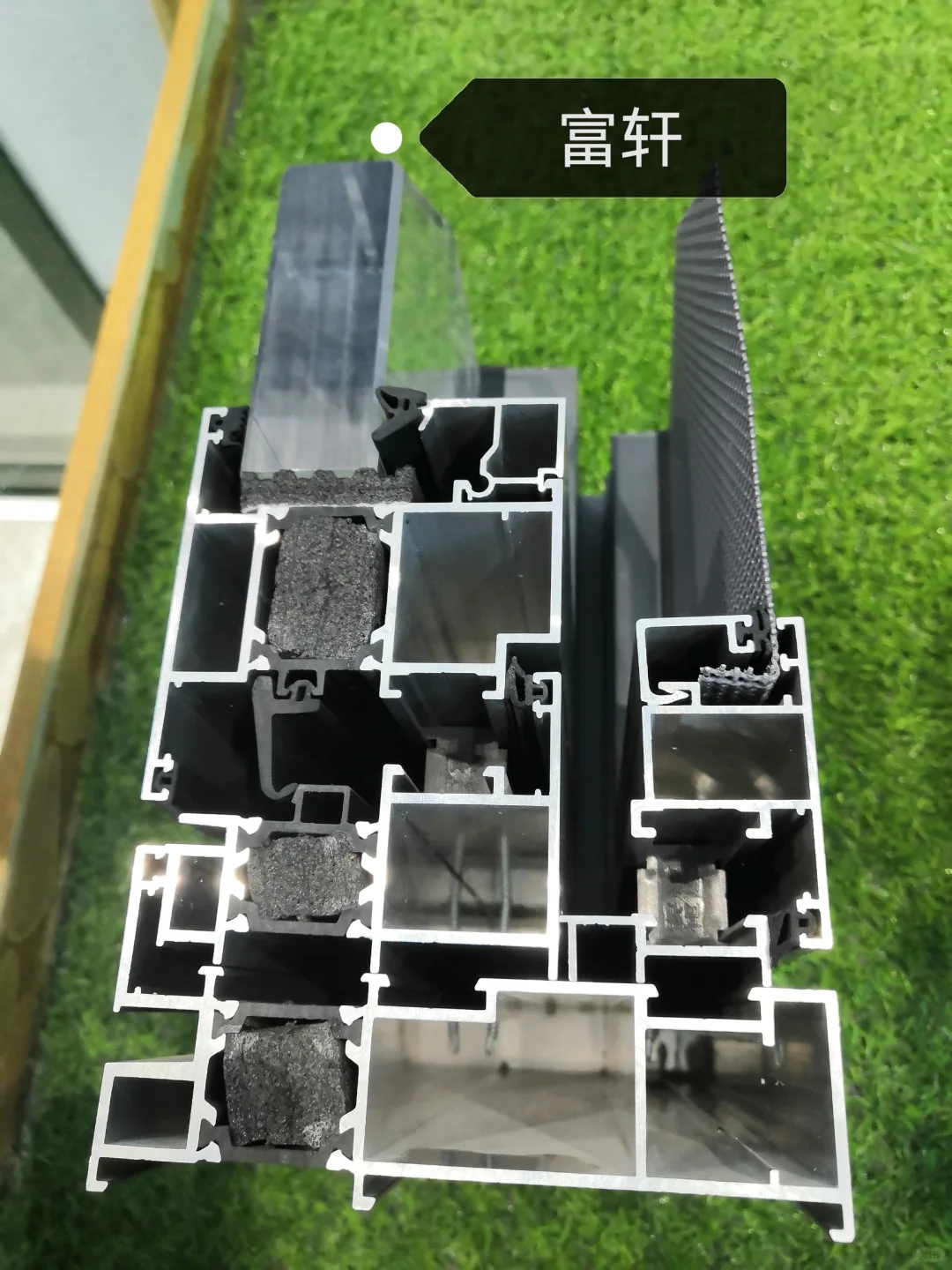 封窗富轩和意博选哪个好点？