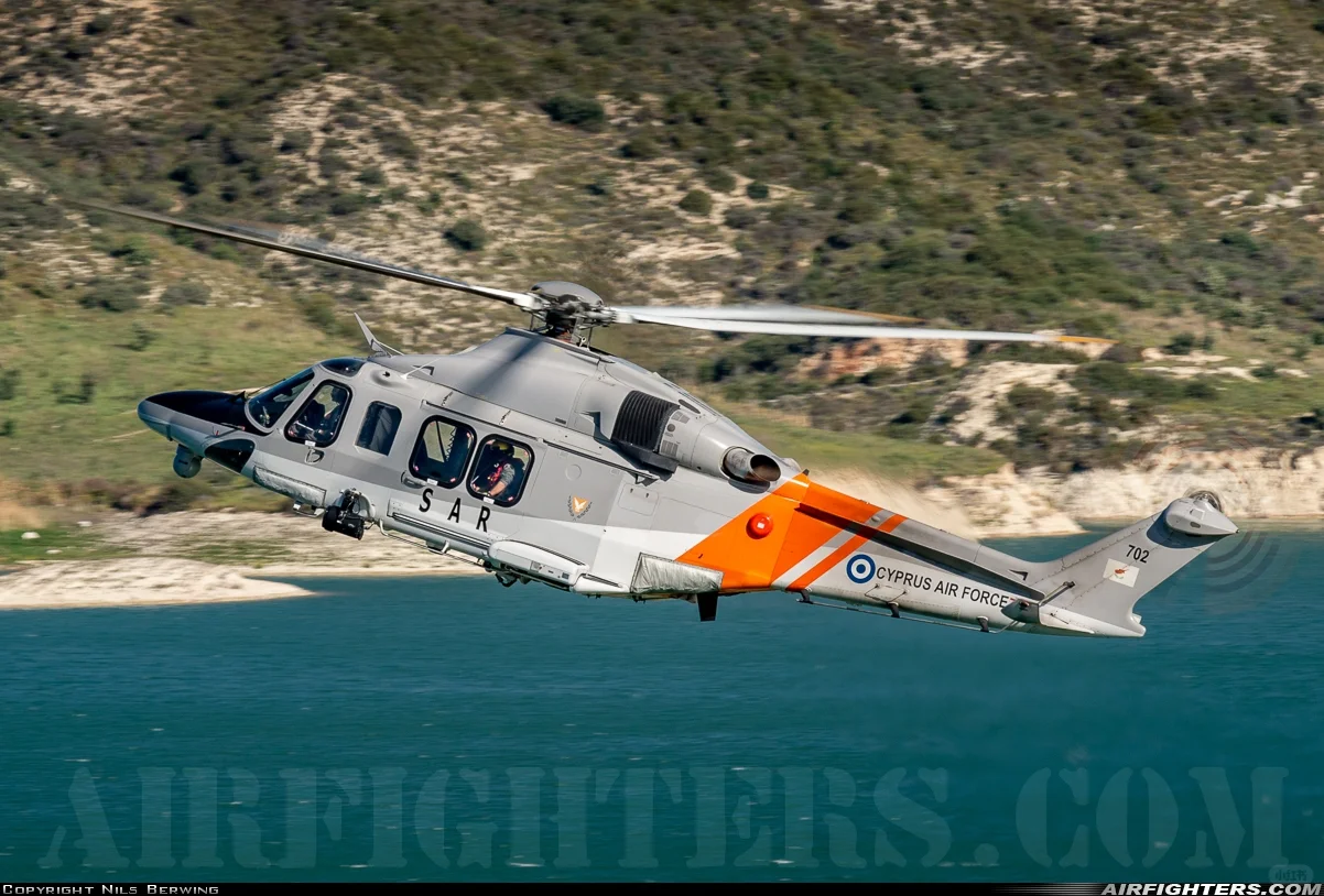 双发中型直升机:AW139?