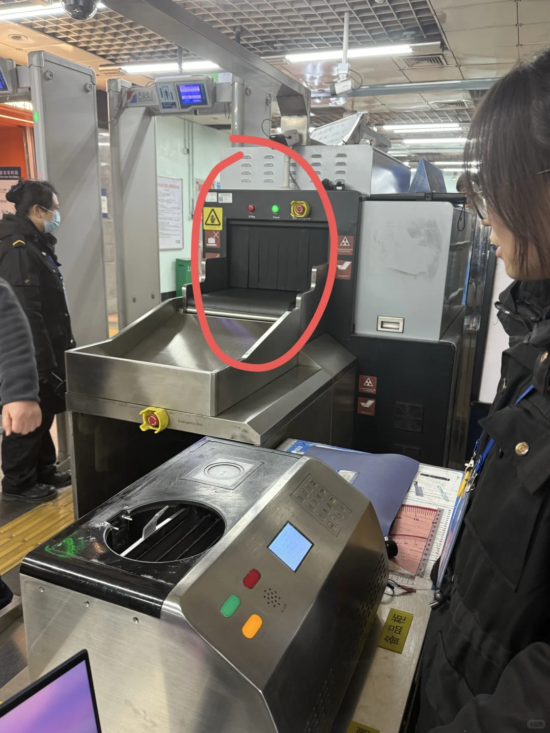 小心！地铁里新的安检仪，是电脑包刺客