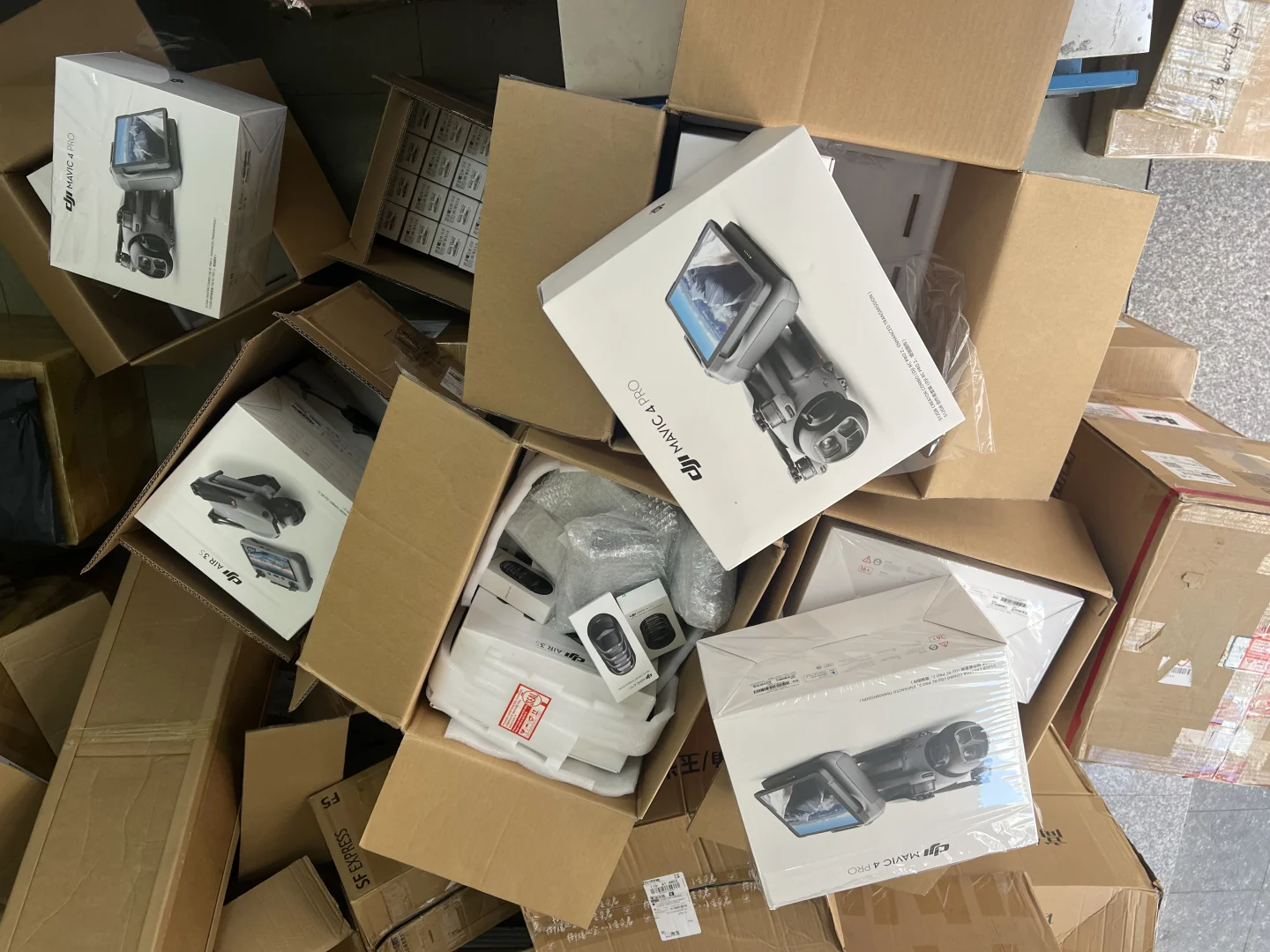 小飞机快递发全球