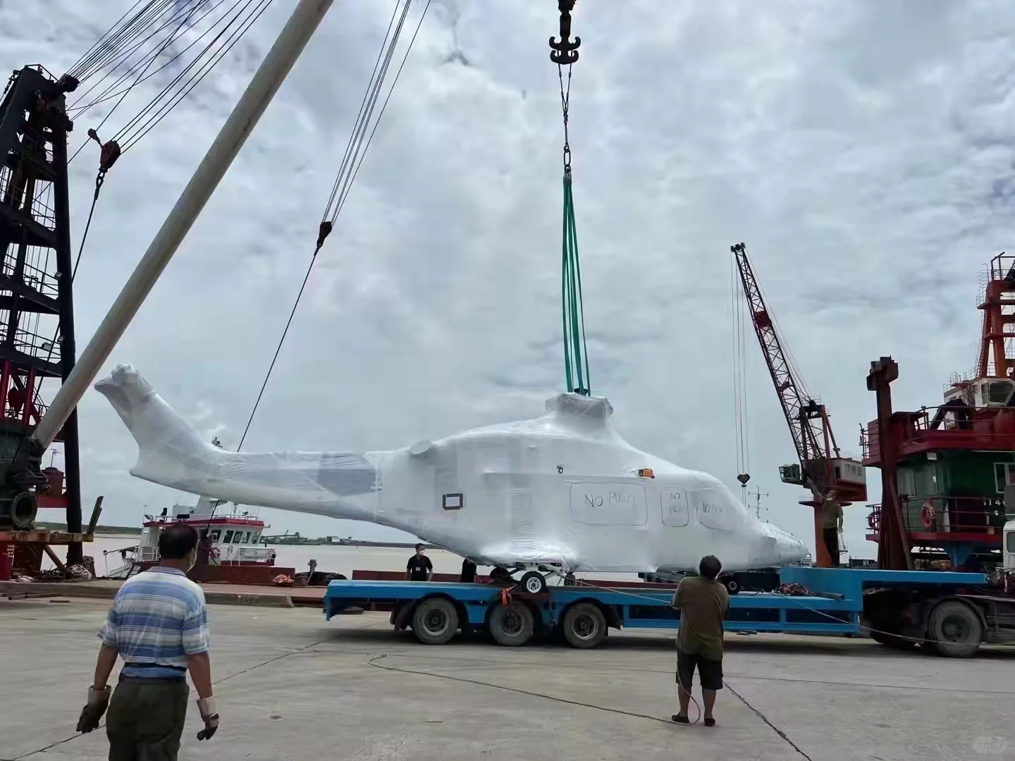 汽车拉飞机?直升机进出口吊装