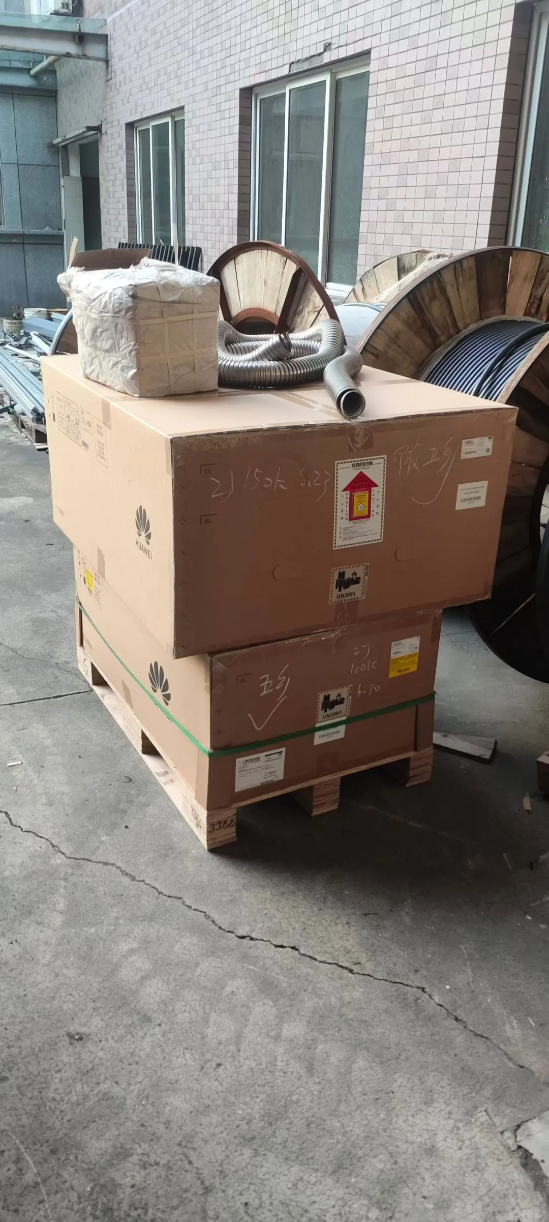 宁波五乡工业区新光伏电站项目的华为逆变器