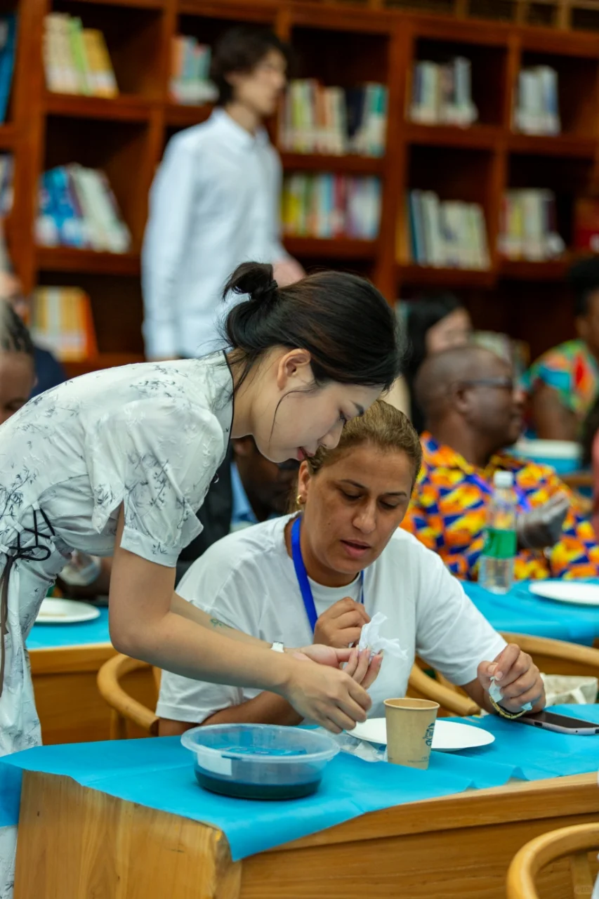 “一带一路”友人走进国医汇，共探中医文化?