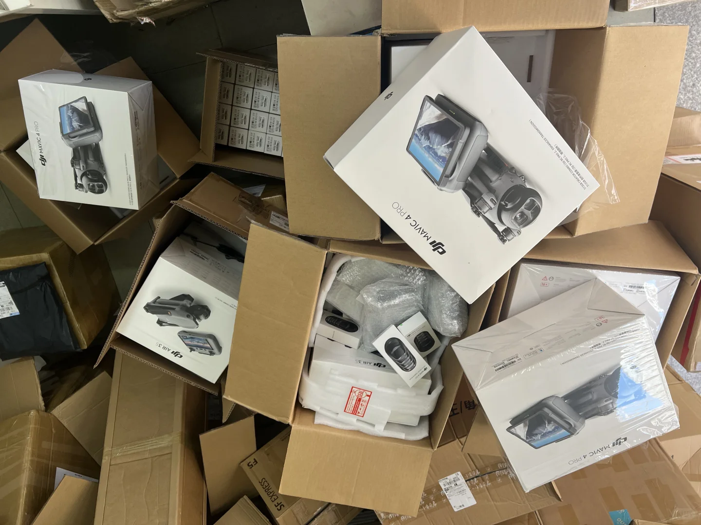 小飞机快递发全球