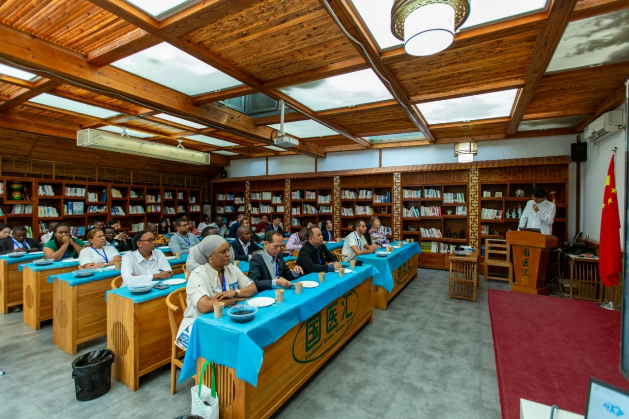 “一带一路”友人走进国医汇，共探中医文化?