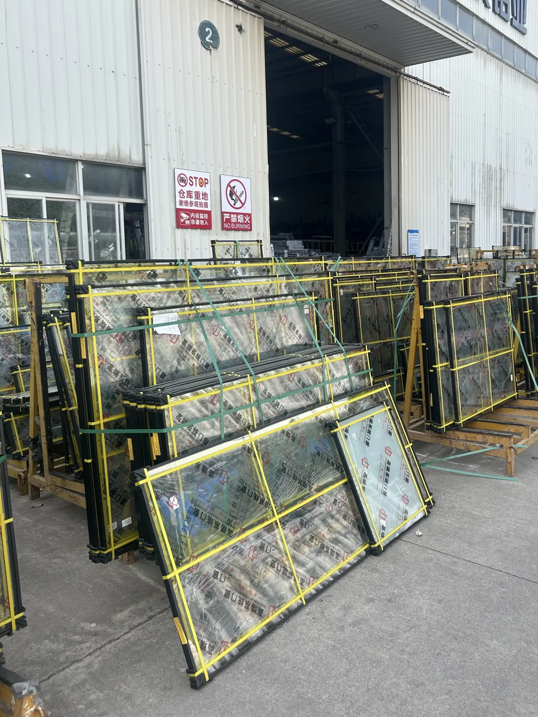 自装第一步，直接去厂里看材料定窗户