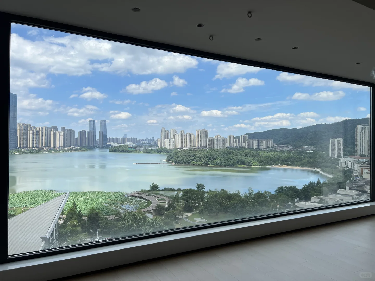 十万块的大玻璃在这一刻有了意义