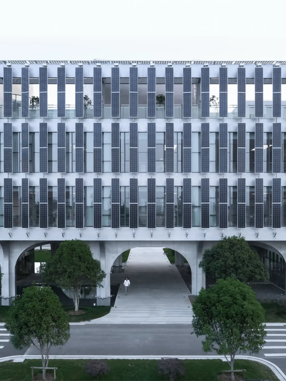 打破光伏板屋顶宿命，让绿能成为建筑主角