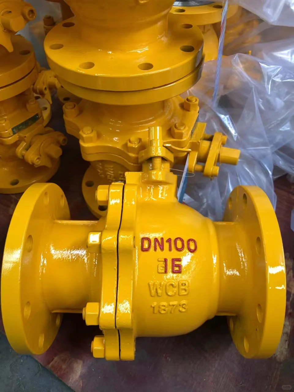 高压球阀作为现代工业自动化的重要组成部分，其智能化控制功能日益受到重视。通过与传感器、执行器等设备的配合，高压球阀能够实现远程监控和自动操作，提高了工业生产的自动化水平和安全性。 涡轮法兰球阀的法兰连