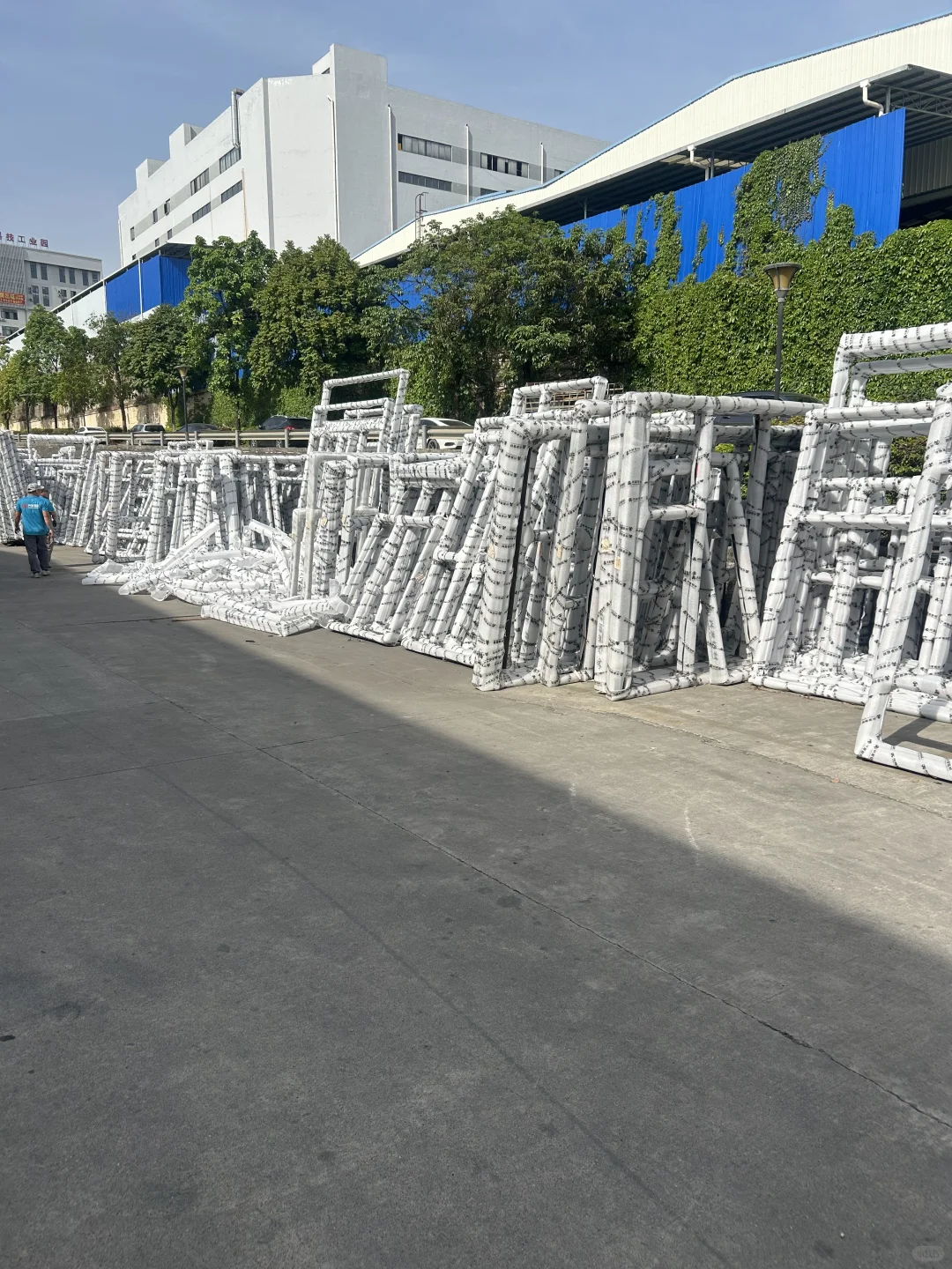 自装第一步，直接去厂里看材料定窗户