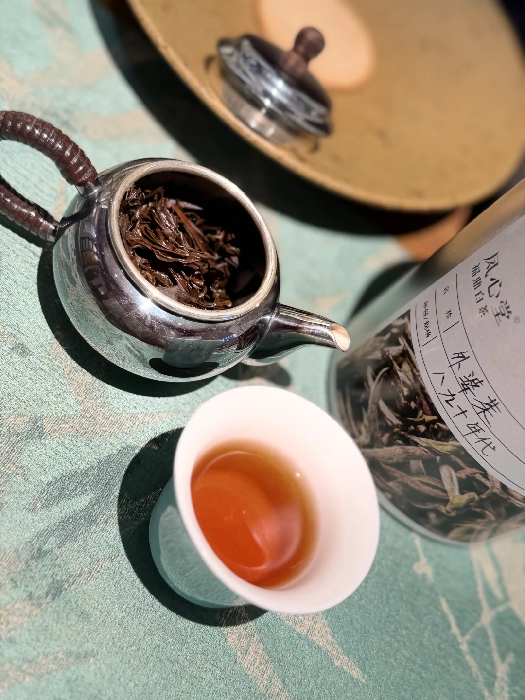 与俄罗斯友人品茶赏壶