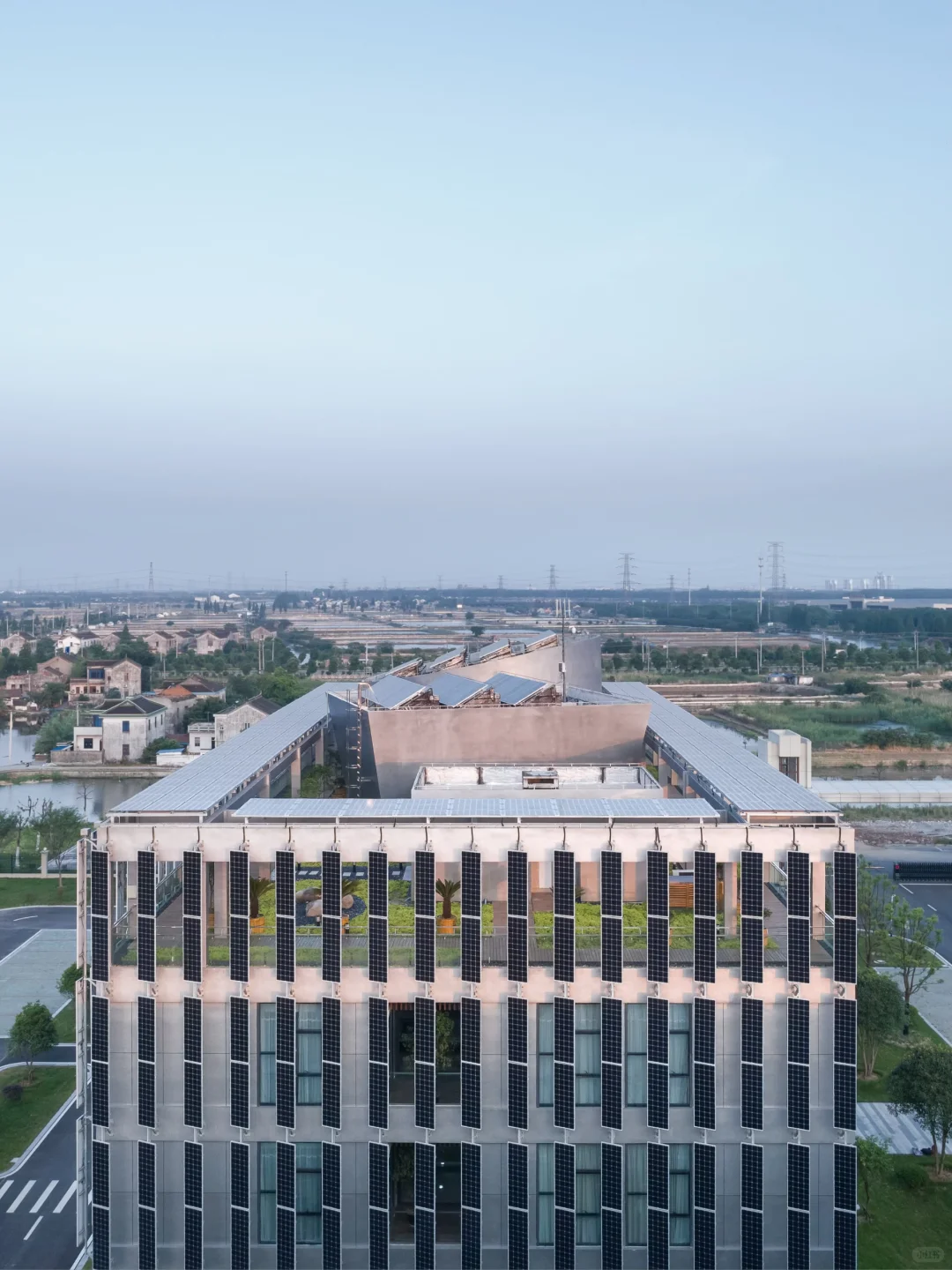 打破光伏板屋顶宿命，让绿能成为建筑主角
