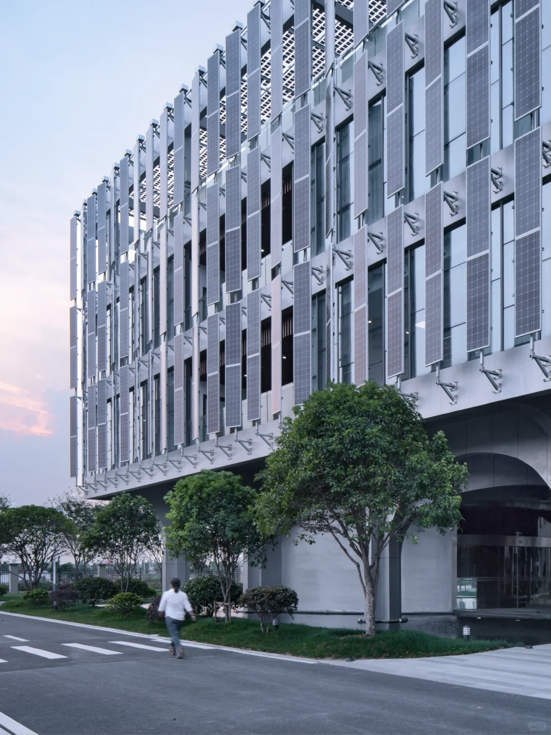 打破光伏板屋顶宿命，让绿能成为建筑主角