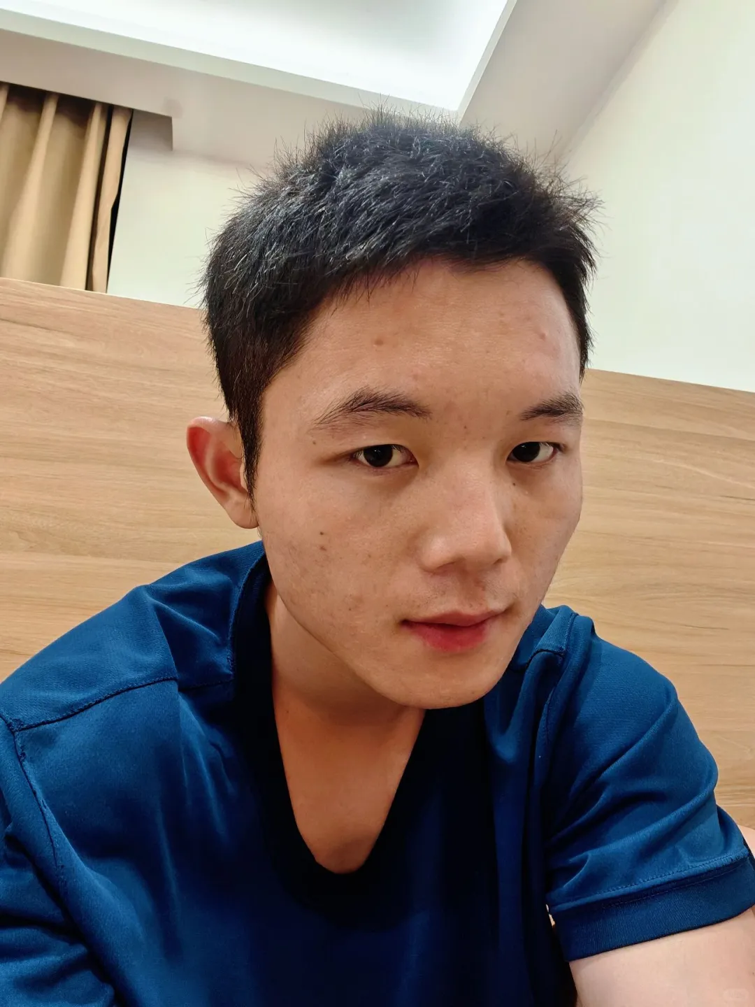 这个发型还蛮合适的。