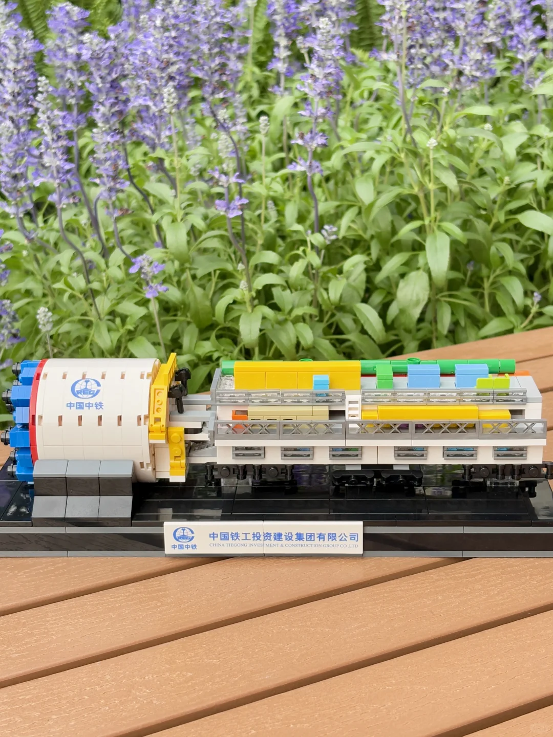 在小小的隧道里挖呀挖...