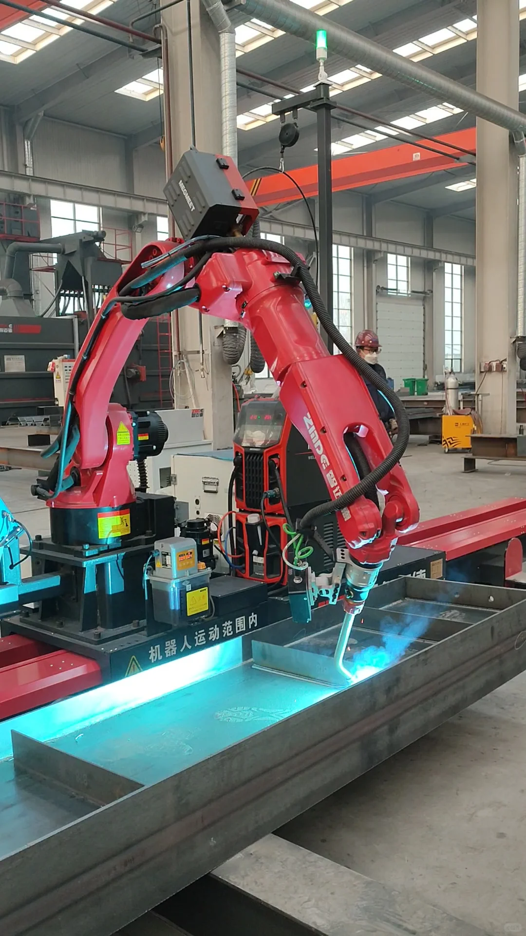 ? 钢构厂必备的智能焊接机器人来～