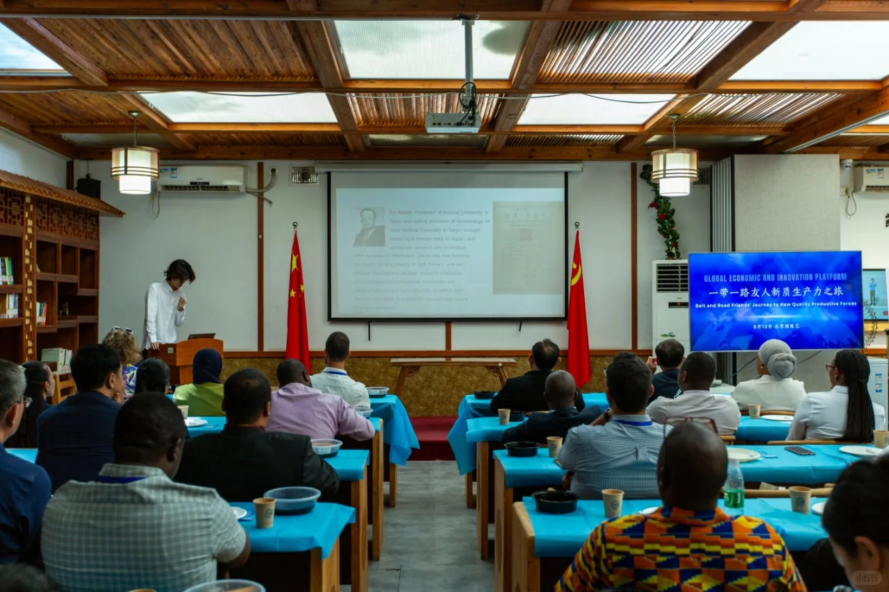 “一带一路”友人走进国医汇，共探中医文化?