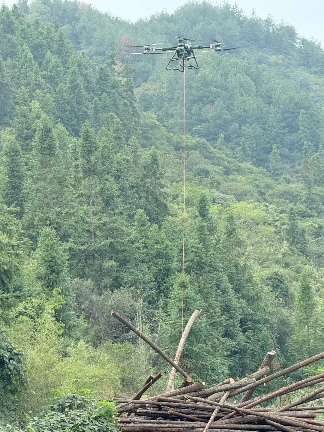 深山运木不用愁！无人机5分钟顶人工1小时✅