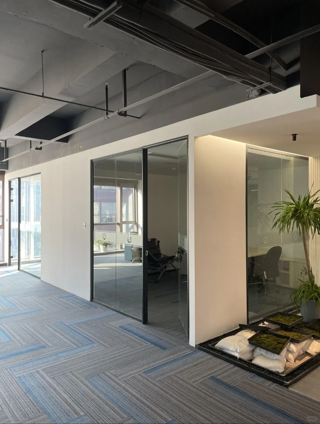 设计师最喜欢的极简风办公室玻璃隔断设计