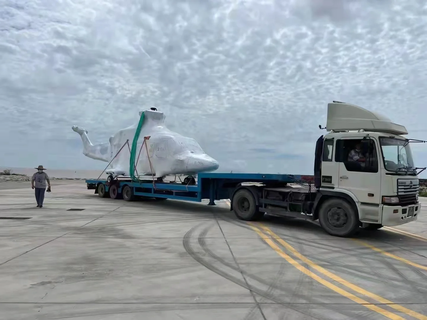 汽车拉飞机?直升机进出口吊装