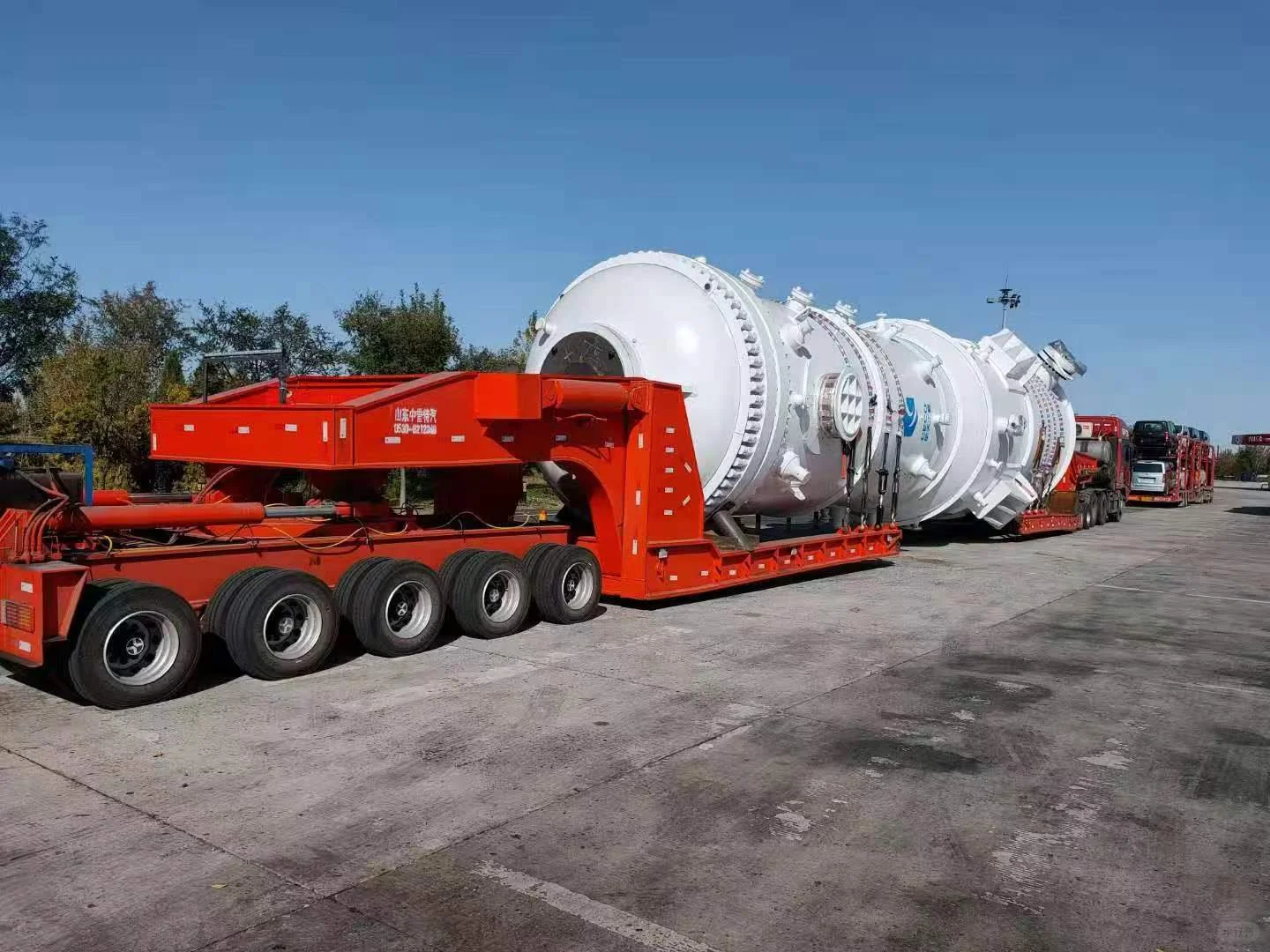 刷到过凌晨公路上的 “移动巨人” 吗？?