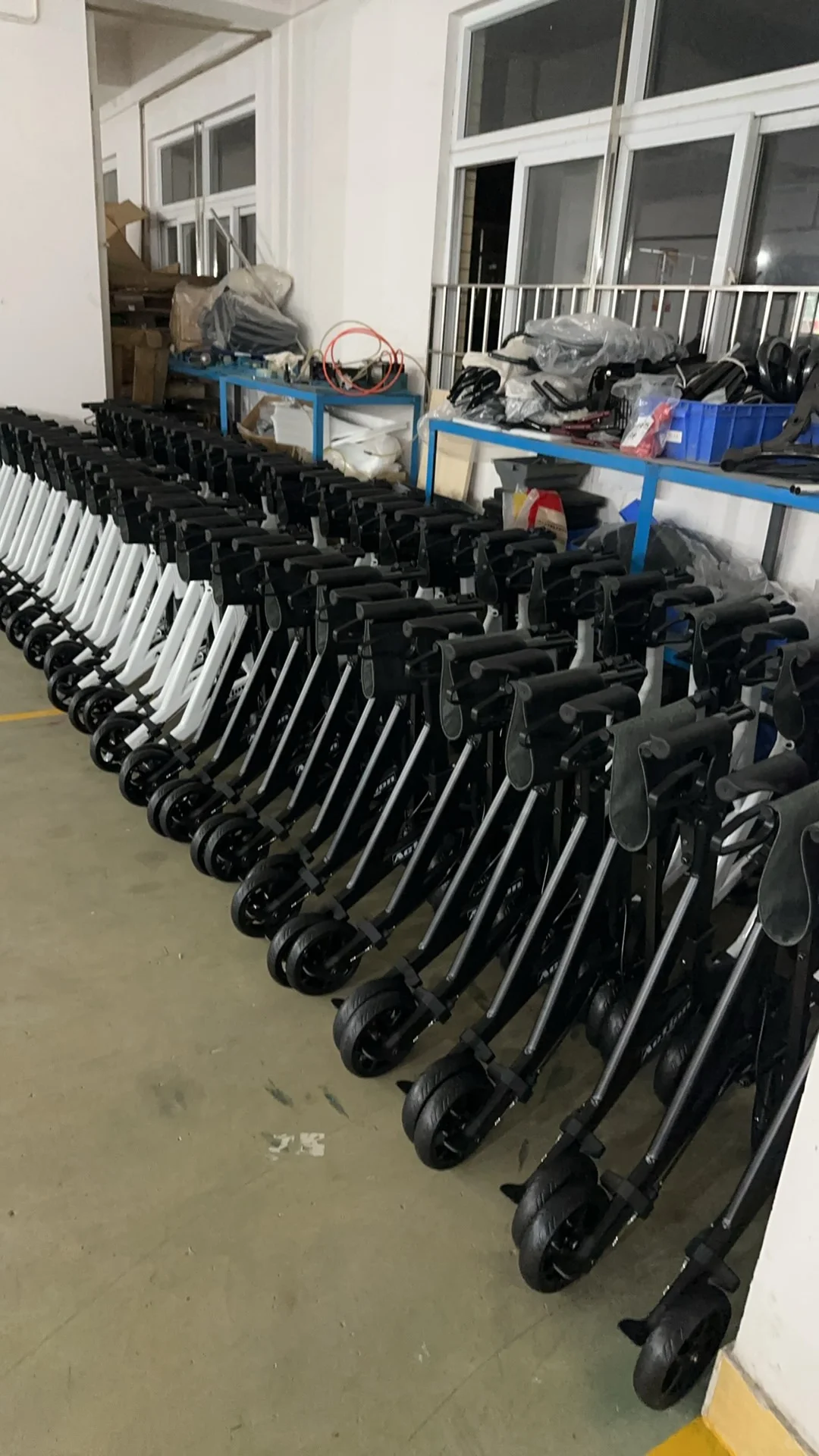 我爸说工厂要倒闭了，整天没单子做…