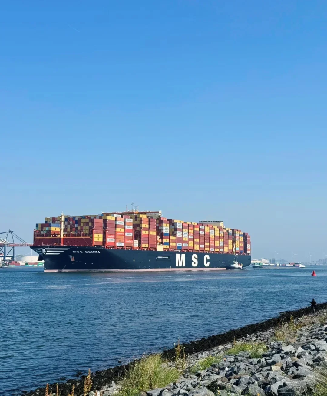 为啥集装箱在船上堆很高也不会被吹下去？