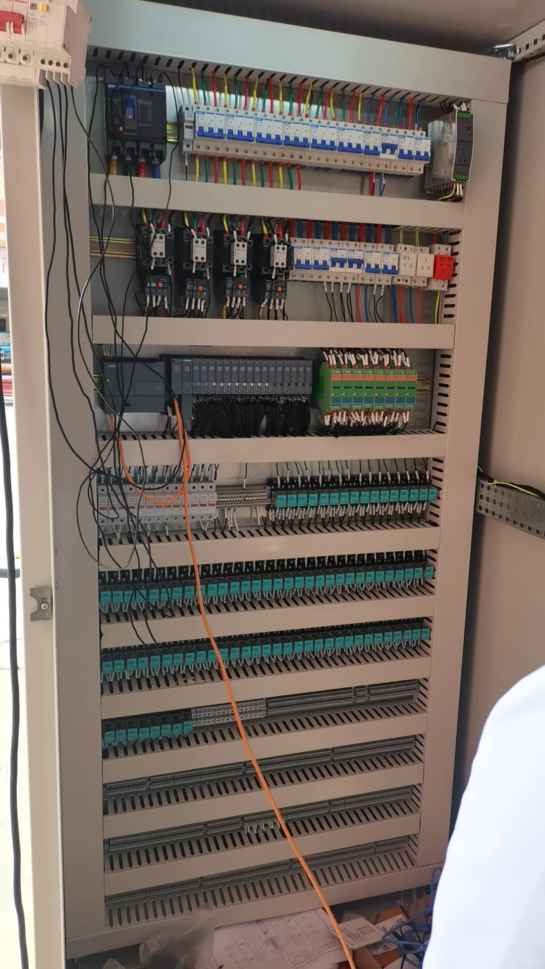 PLC，高低压成套一批接一批的来