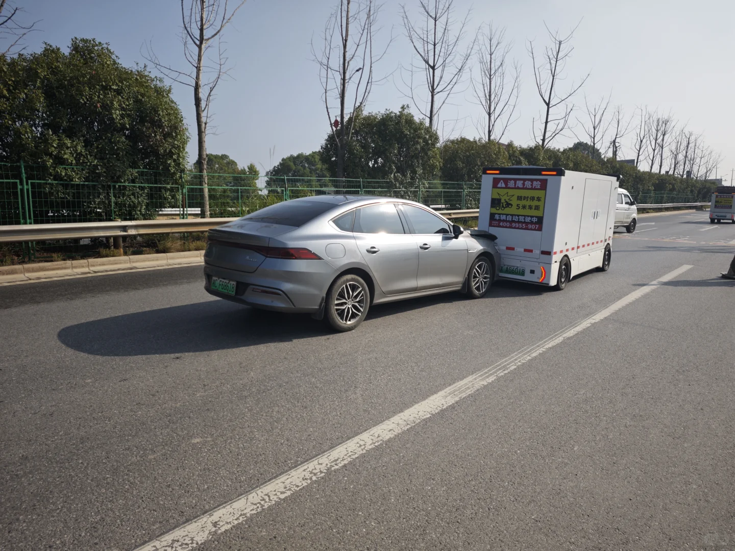 无人快递车行深智能交通事故