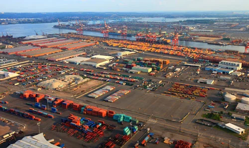 美国的主要航线和港口分布如下: