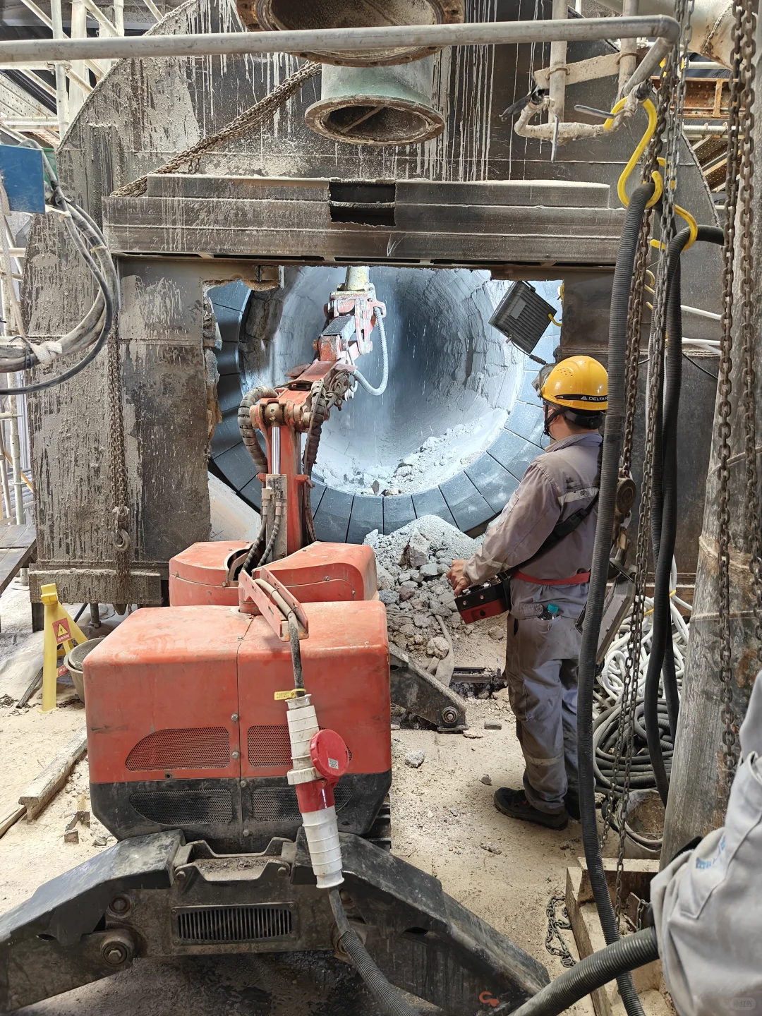 锂电窑维护难题 破拆机器人巧破局