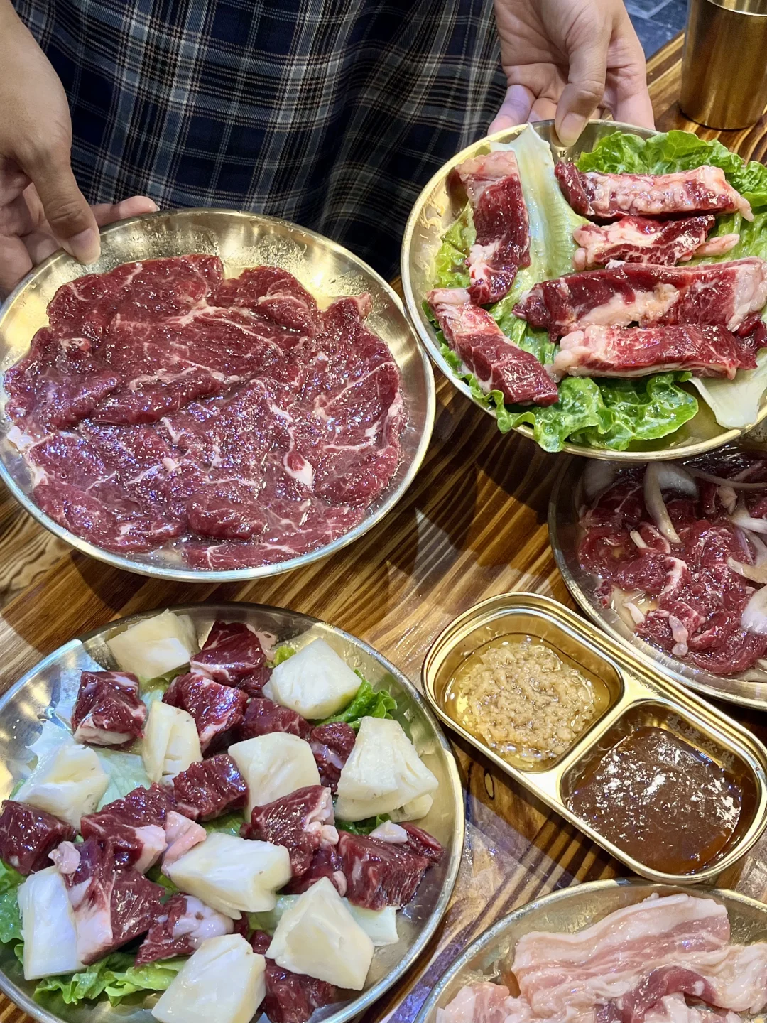 隐藏在菜肉市场里的烤肉店❗️现切牛肉香晕?