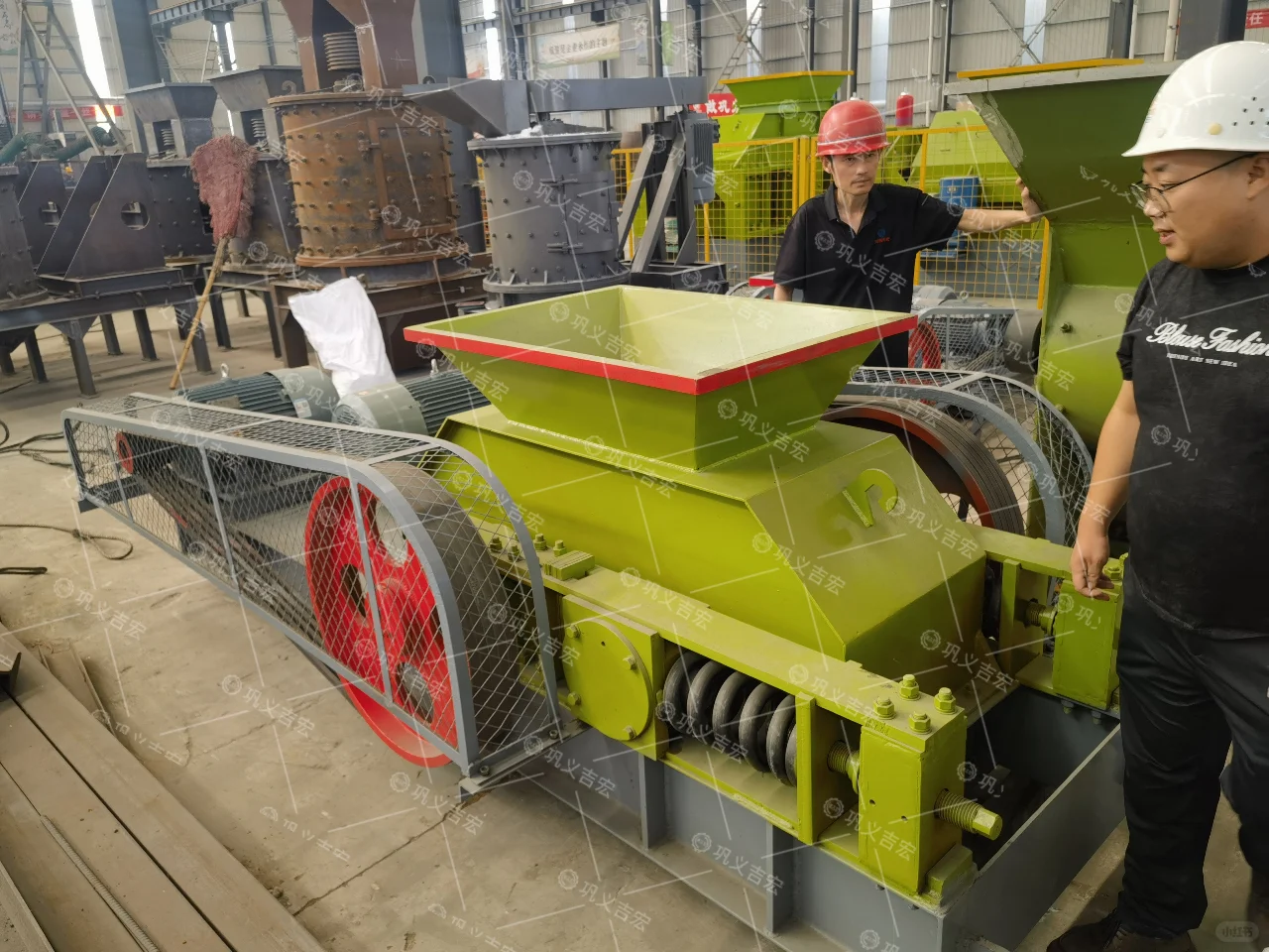 双齿辊破碎机引领石墨加工技术的绿色革命