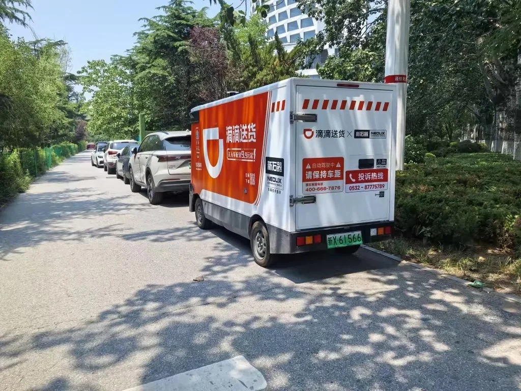 在青岛偶遇无人车，像穿越到未来?