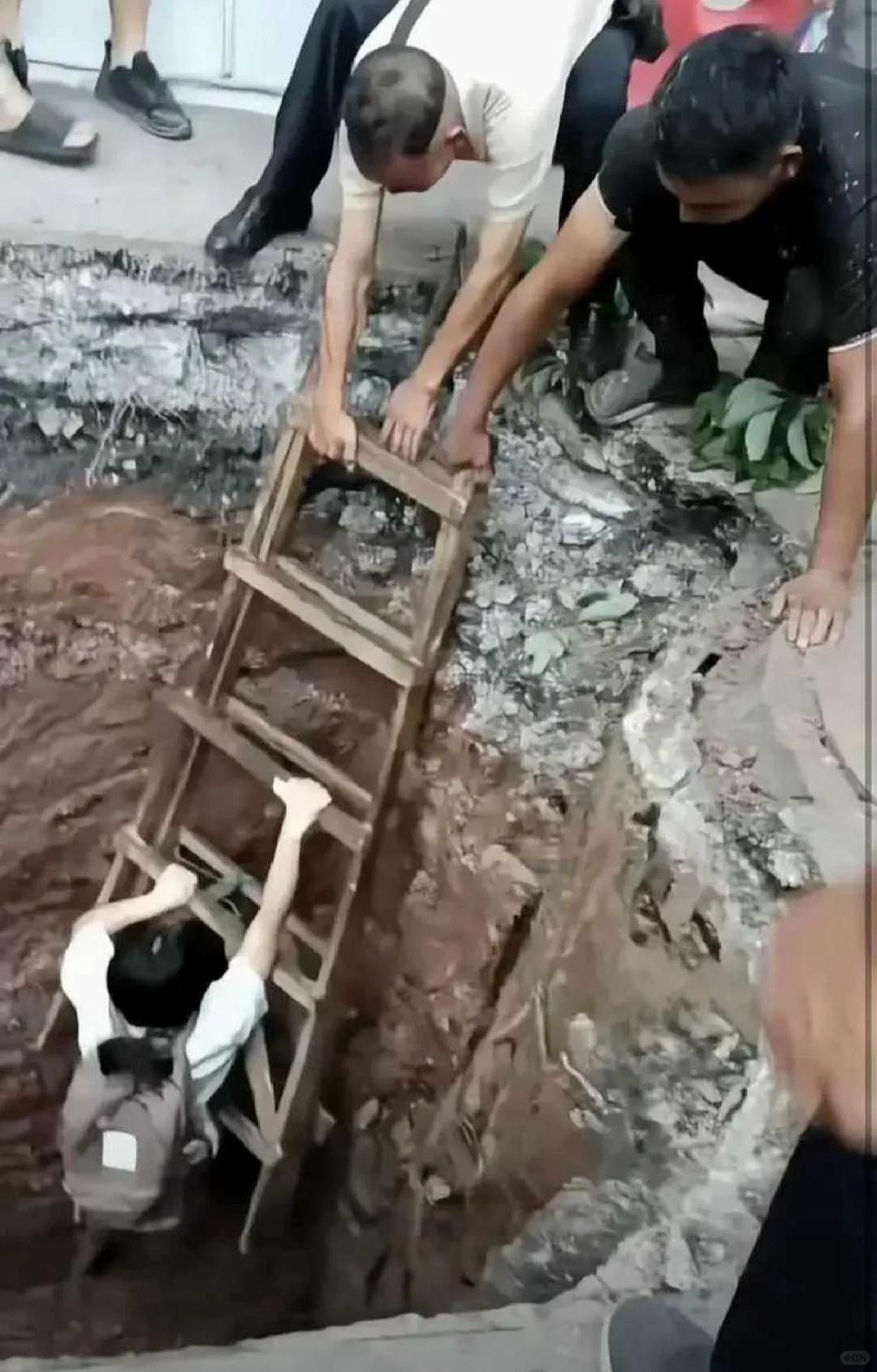 尴尬!网传重庆一萝卜快跑车辆翻沟里去了