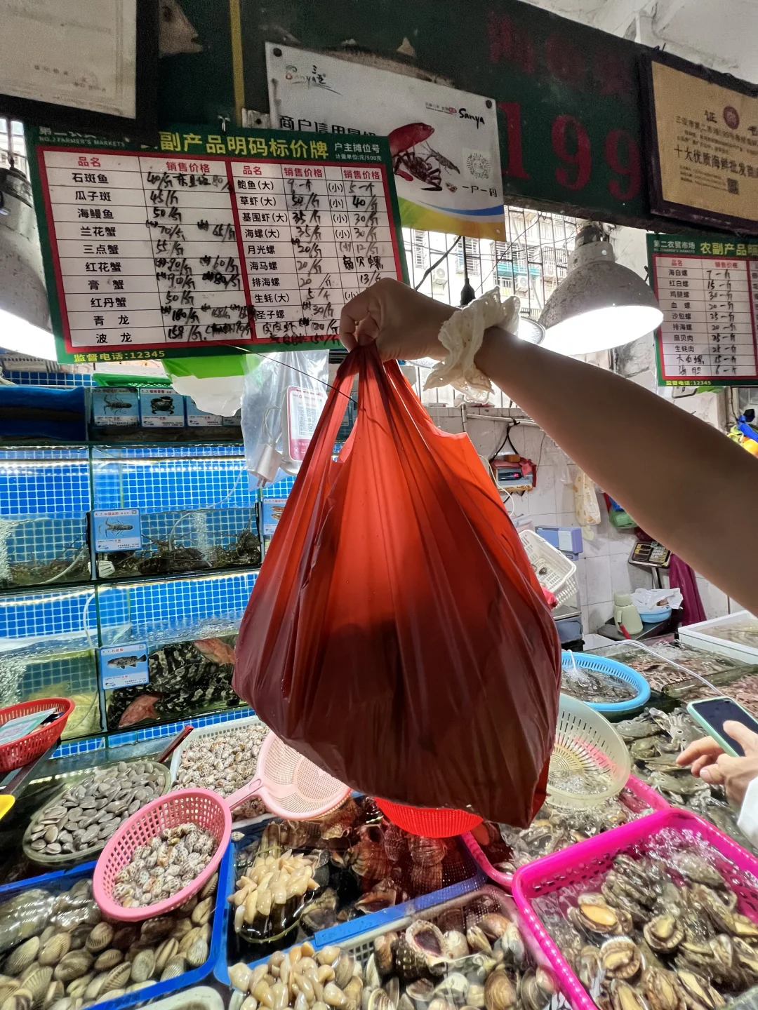 到底是谁在说三亚的海鲜便宜啊。。。。???