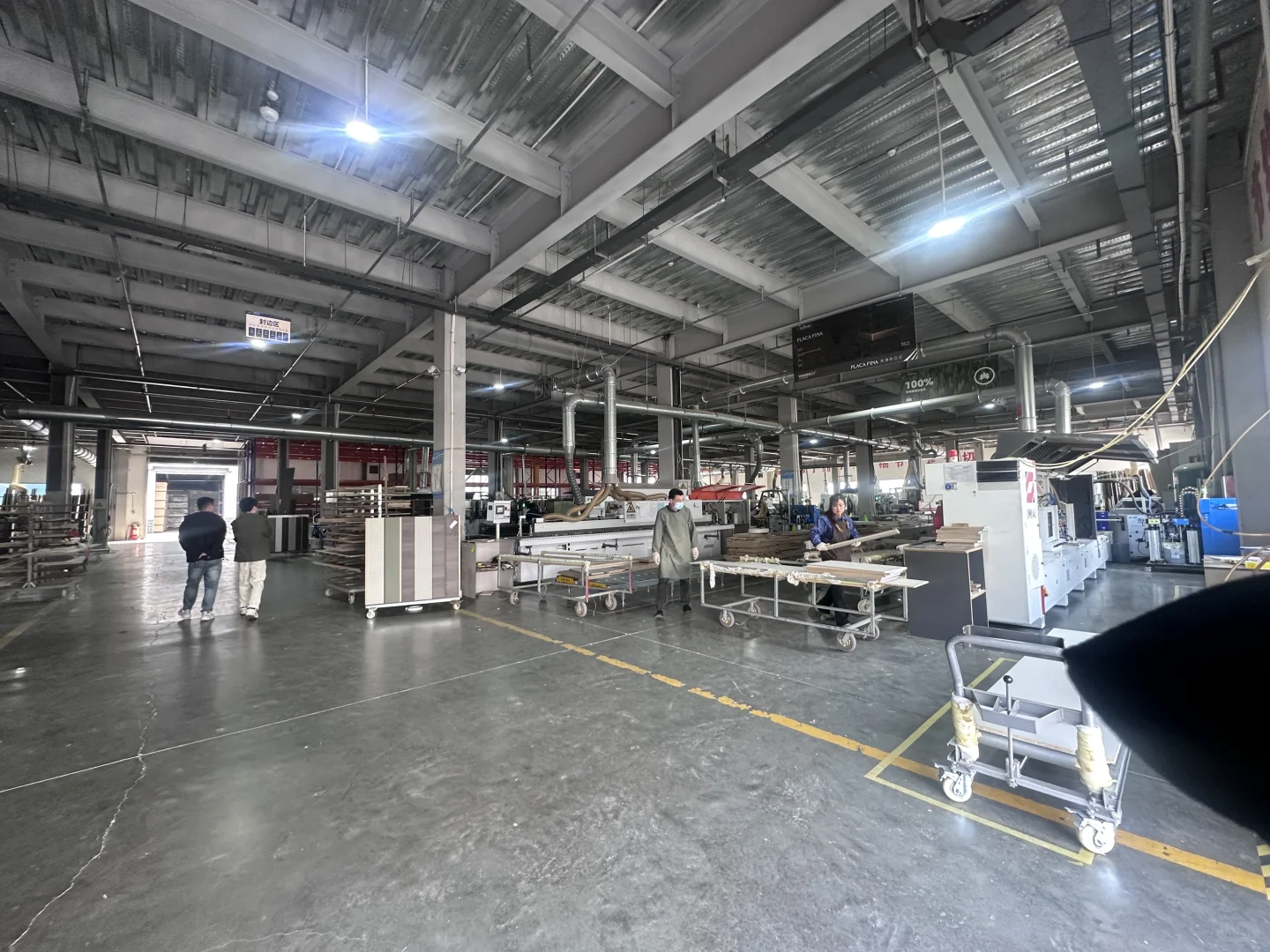 木工车间实拍丨记录工人忙碌的身影