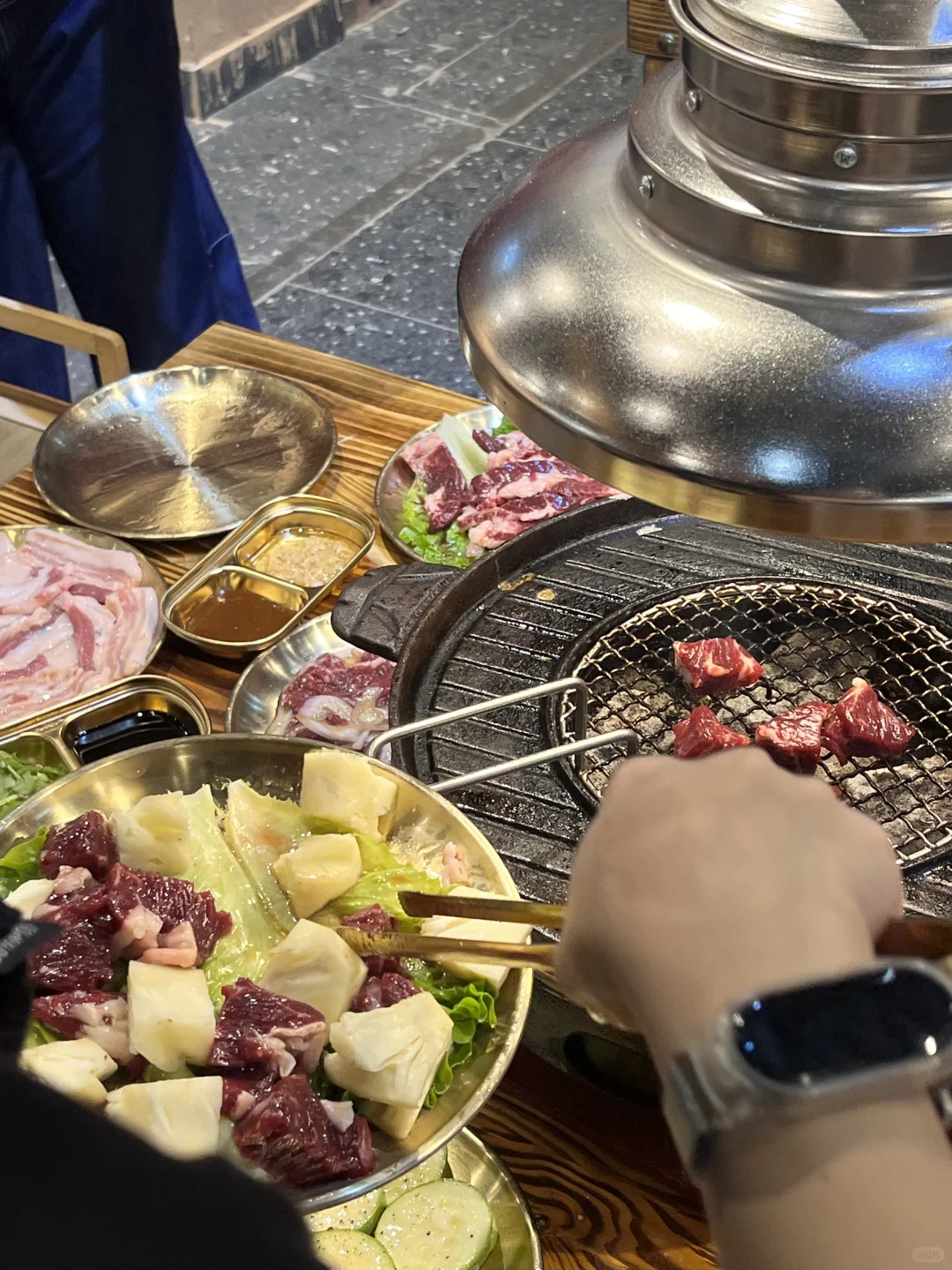 隐藏在菜肉市场里的烤肉店❗️现切牛肉香晕?