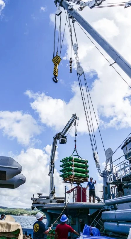美军正在打捞在南中国海坠毁的两架飞机