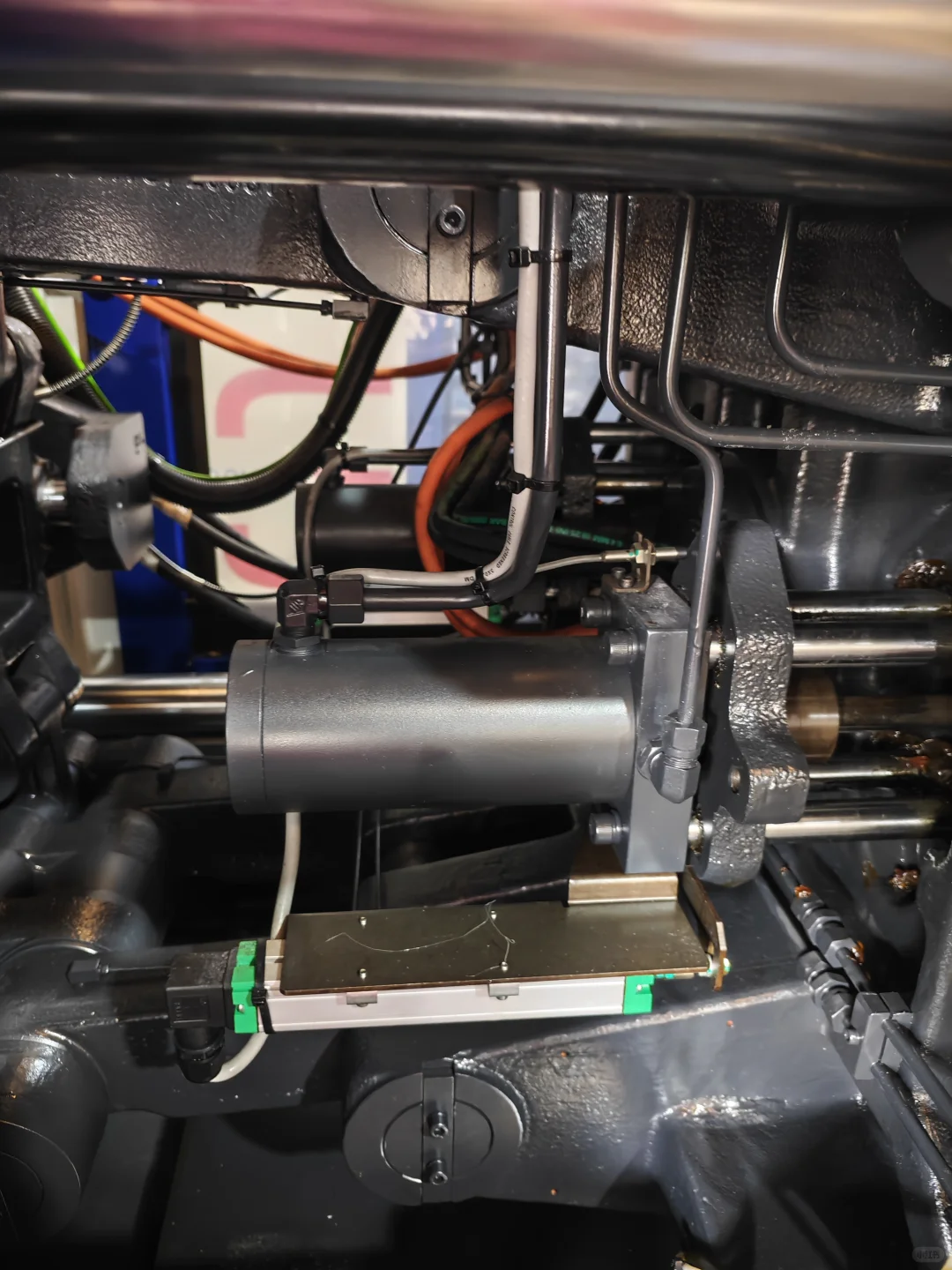 急售！海天200吨双色机 实业家闭眼入的生产