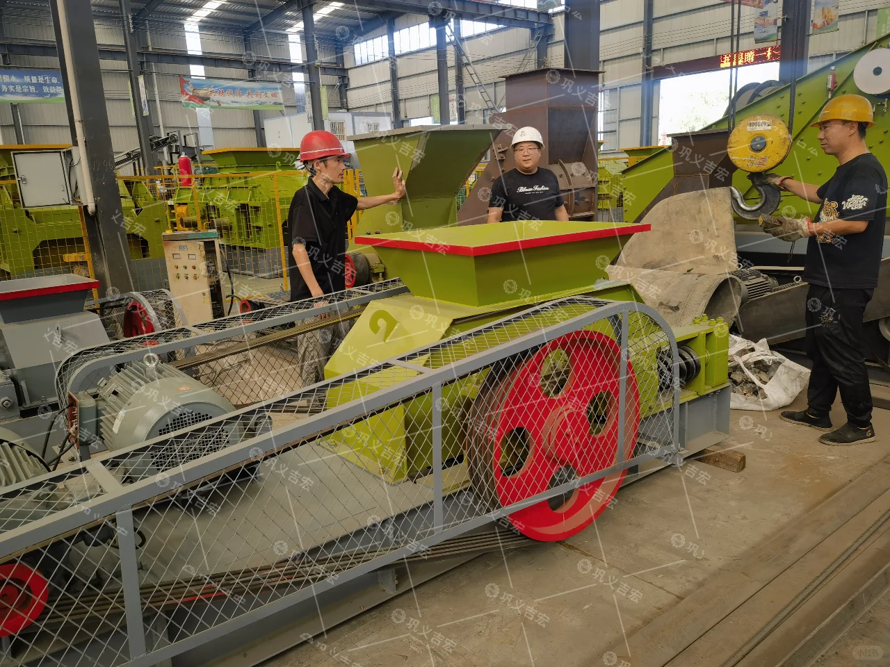 双齿辊破碎机引领石墨加工技术的绿色革命